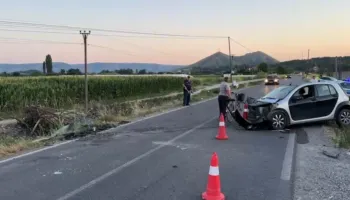 Aksident në Kosmaç të Shkodrës, përplasen dy automjete, njëri përfundon në kanalin anësor