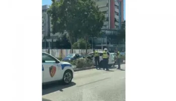 Aksident në Laprakë, makina përfundon mbi bordurën ndarëse të rrugës