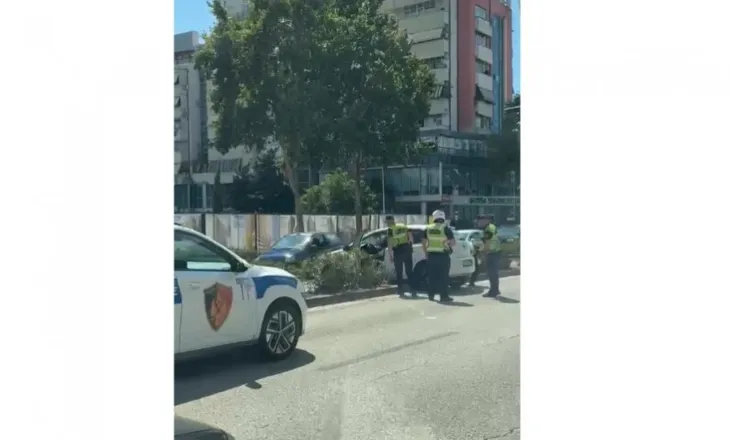 Aksident në Laprakë, makina përfundon mbi bordurën ndarëse të rrugës