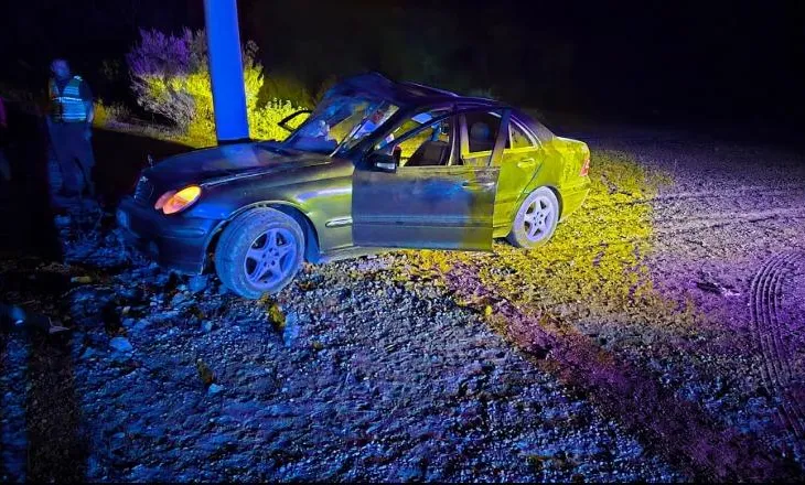 Aksident në Mirditë, plagosen 6 kushërinjtë e mitur, 16-vjeçari humbi kontrollin e automjetit dhe u përplas me shtyllën