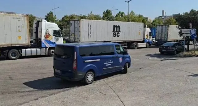 Aksident në portin e Durrësit, drejtuesi i një furgoni përplaset nga kamioni, transportohet në spital