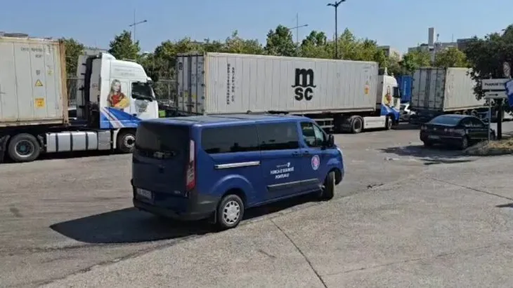 Aksident në portin e Durrësit, përplaset nga kamioni, përfundon në spital në gjendje të rëndë shoferi nga Kosova