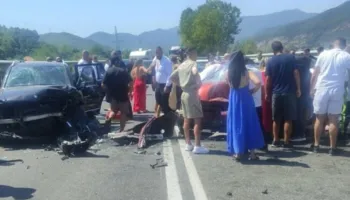 Aksident në Rrugën e Kombit, makina bëhet ‘copash’