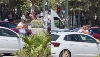 Aksident në rrugën e Skelës në Vlorë, drejtuesit e mjeteve përfshihen në konflikt fizik