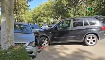 Aksident në Unazën e Fierit/ BMW del nga rruga dhe përplaset me dy makina të parkuara, plagoset drejtuesi