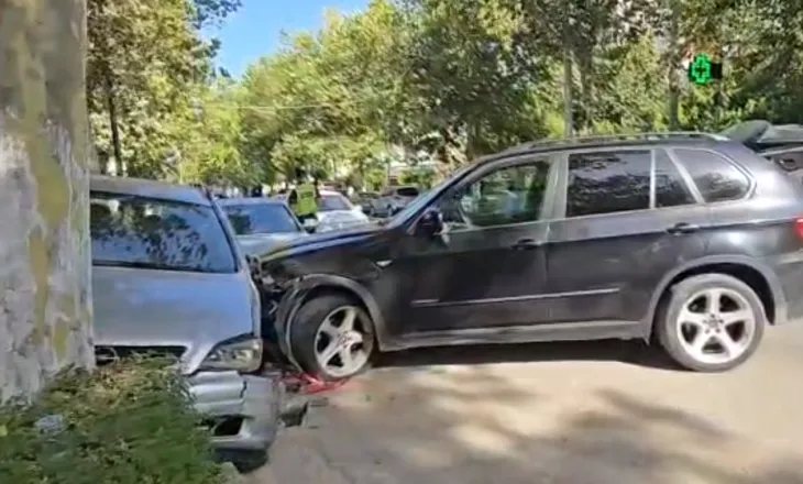 Aksident në Unazën e Fierit/ BMW del nga rruga dhe përplaset me dy makina të parkuara, plagoset drejtuesi