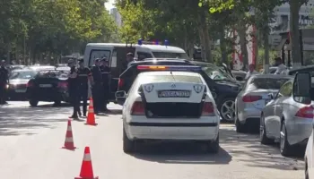 Aksident në unazën e Fierit/ ‘BMW’ humb kontrollin dhe përplaset me dy makina të parkuara, plagoset drejtuesi