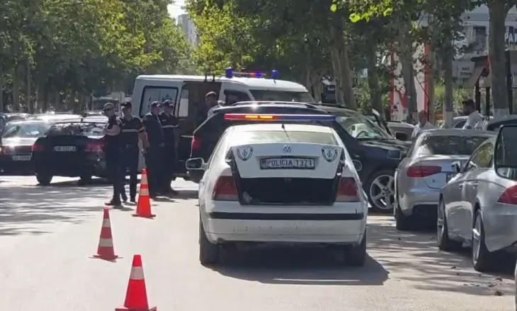 Aksident në unazën e Fierit/ ‘BMW’ humb kontrollin dhe përplaset me dy makina të parkuara, plagoset drejtuesi