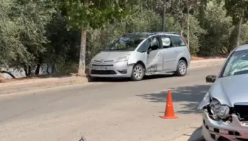 Aksident në unazën e Patosit, përplasen dy automjete/ Lëndohet një grua dhe fëmijët e njërit prej drejtuesve