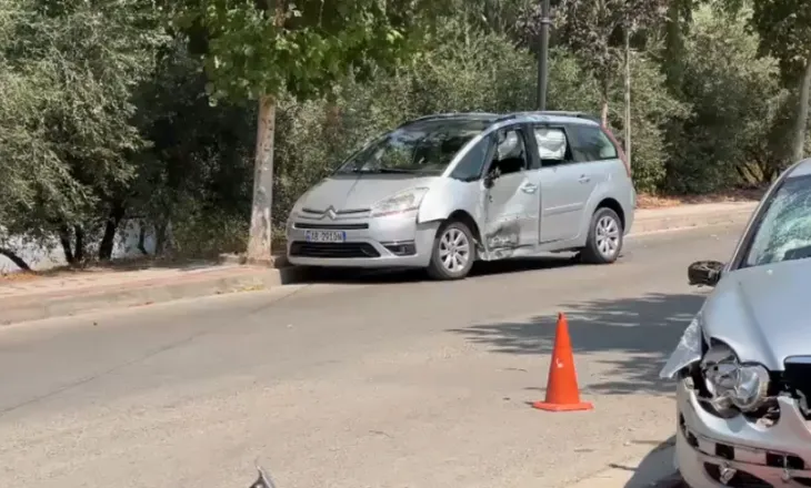Aksident në unazën e Patosit, përplasen dy automjete/ Lëndohet një grua dhe fëmijët e njërit prej drejtuesve