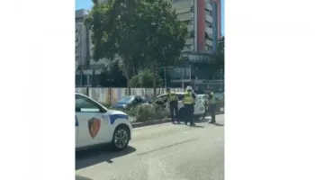 Aksident rrugor në Laprakë, makina përfundon mbi bordurën ndarëse