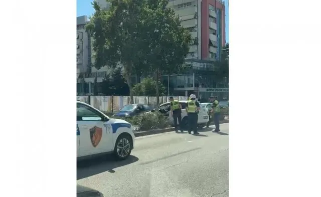 Aksident rrugor në Laprakë, makina përfundon mbi bordurën ndarëse
