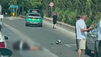 Aksident te Liqeni i Thatë në Tiranë, i riu me motor përplaset nga një automjet