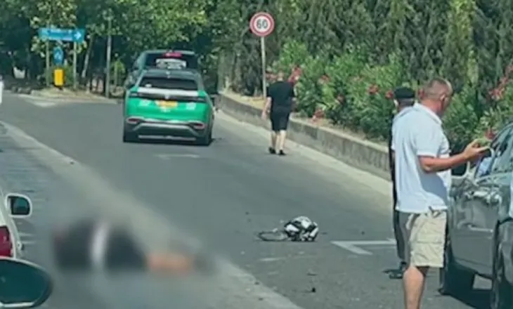 Aksident te Liqeni i Thatë në Tiranë, i riu me motor përplaset nga një automjet