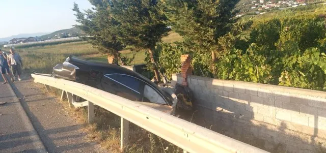 Aksident tragjik në Qyrkan të Cërrikut, humbin jetën dy persona nga përplasja e makinave