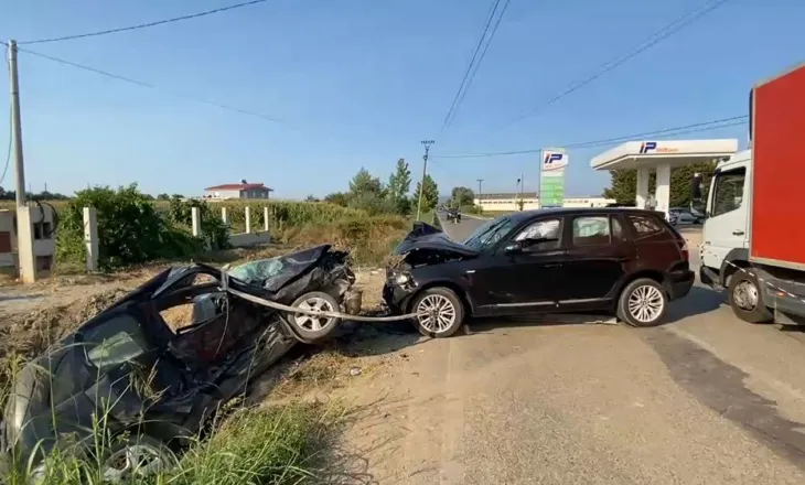 Aksident tragjik në rrugën e Divjakës, humb jetën babai, plagosen 3 fëmijët dhe 2 persona të tjerë