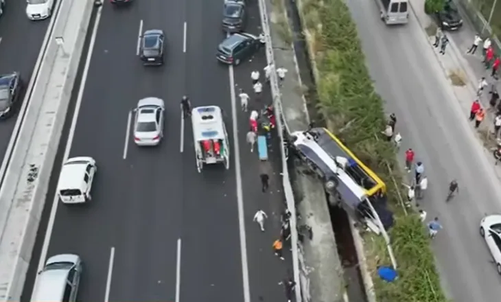 Aksidenti i autobusit të linjës Berat-Tiranë, në reanimacion dy fëmijë dhe një shtetase e huaj