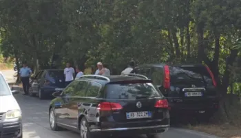 Aksidenti, përplasje zinxhir e tre automjeteve në rrugën Fier-Levan