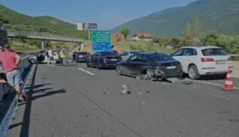 Aksidentohen 6 makina pranë pikës kufitare në Morinë, 7 të plagosur, mes tyre një grua shtatzënë dhe një fëmijë