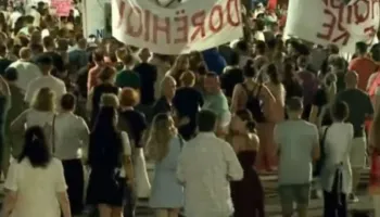 Aktivistët transmetojnë në shesh dokumentarin për Teatrin, një grup qytetarësh nisin marshimin në rrugët e Tiranës