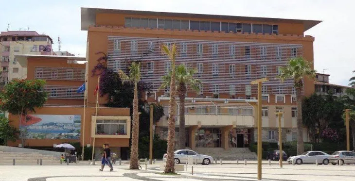 Akuzohen për tjetërsim prone, 12 masa sigurie për zyrtarë dhe ish-zyrtarë të Kadastrës në Durrës (EMRAT)