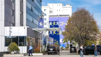 Alarmi për Kosovën bëhet gjithnjë e më i fortë, ja si ngërçi politik po bllokon reformat, rrezikon miliona euro nga…