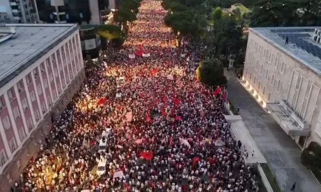 “‘Albanian Files’ i hodhi ‘benzinë’ zjarrit kundër Ramës”/ Protestat masive, gazeta holandeze artikull: Zemërimi…