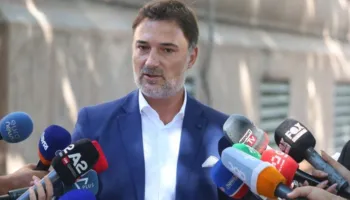 Alibeaj “u jep zgjidhje” qytetarëve: Qëndroni në shesh deri kur të vijnë zgjedhjet