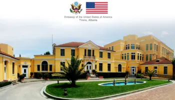 Ambasada amerikane paralajmëron qytetarët shqiptarë: Mos e përdorni vizën turistike për lindje në SHBA!