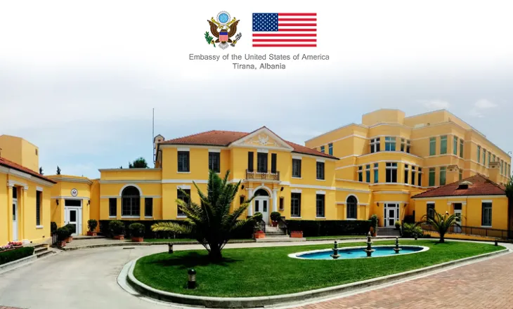 Ambasada amerikane paralajmëron qytetarët shqiptarë: Mos e përdorni vizën turistike për lindje në SHBA!