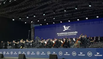 “Americana” mbyll sezonin e Filharmonisë së Kosovës me një udhëtim madhështor nga Gershwin te Bernstein