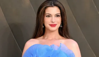 Anne Hathaway shkëlqen në premierën londineze të “The Odyssey”