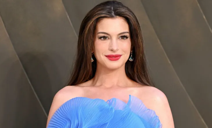 Anne Hathaway shkëlqen në premierën londineze të “The Odyssey”