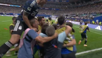 Argjentina është mbretëresha e përmbysjeve, kampionët ndizen në minutat e fundit dhe gjejnë Spanjën në finale