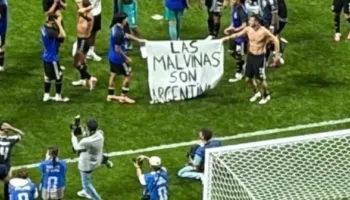 Argjentinasit sfidojnë rregullat e FIFA-s pas fitores ndaj Anglisë, shpalosin pankartë politike