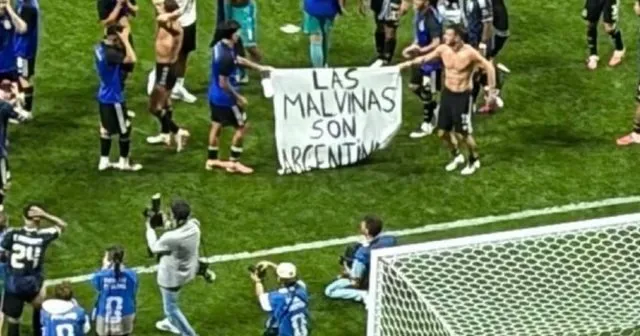 Argjentinasit sfidojnë rregullat e FIFA-s pas fitores ndaj Anglisë, shpalosin pankartë politike