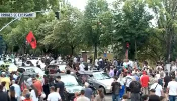 “Arresto Belindën”/ Protestuesit vijojnë marshimin drejt rrugës së Elbasanit, tensione me policinë: Mos ecni krah nesh!