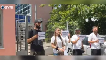 ‘Arrestoni Ramën’, ‘Arrestoni Ballukun’/ Të rinjtë protestojnë te SPAK-u: Populli kërkon drejtësi!