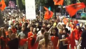 “Arrestoni Ramën”/ Marshimi masiv pushton bulevardin “Zogu I”, protestuesit thirrje në kor