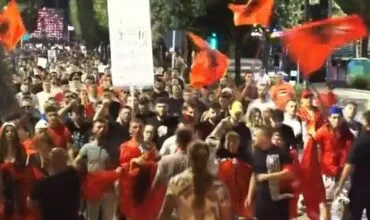 “Arrestoni Ramën”/ Marshimi masiv pushton bulevardin “Zogu I”, protestuesit thirrje në kor