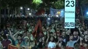 “Arrestoni Ramën”/ Revolta e 49-të kundër qeverisë, jehon thirrja në rrugët e Tiranës: Poshtë patronazhistët