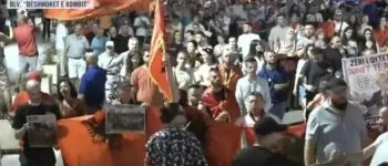 “Arrestoni Ramën”/ Tubimi madhështor kundër kryeministrit, protestuesit marshojnë në rrugët e Tiranës: Revolucion