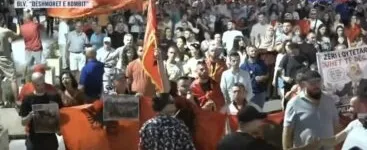 “Arrestoni Ramën”/ Tubimi madhështor kundër kryeministrit, protestuesit marshojnë në rrugët e Tiranës: Revolucion
