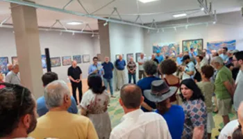 Arti që rrëfen qytetin, “Qyteti i dehur” sjell një cikël pastelesh të frymëzuar nga kujtesa, traditat dhe jeta…