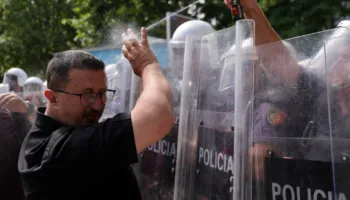 Associated Press: Policia shqiptare përdori gaz lotsjellës, spraj dhe ujë me presion ndaj qytetarëve
