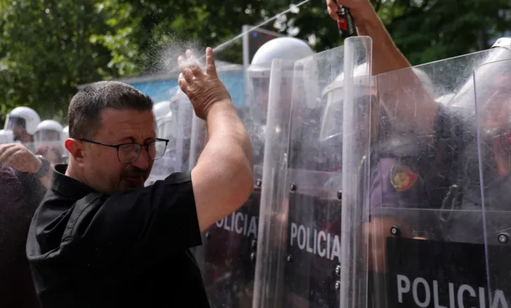 Associated Press: Policia shqiptare përdori gaz lotsjellës, spraj dhe ujë me presion ndaj qytetarëve
