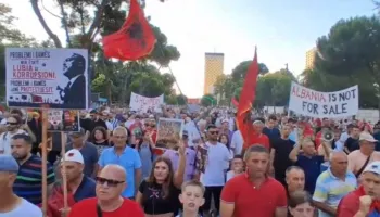 ‘Atdheu është i yni, jo biznes privat! ‘Dita e 34-të e protestës kundër Edi Ramës: Jepe dorëheqjen