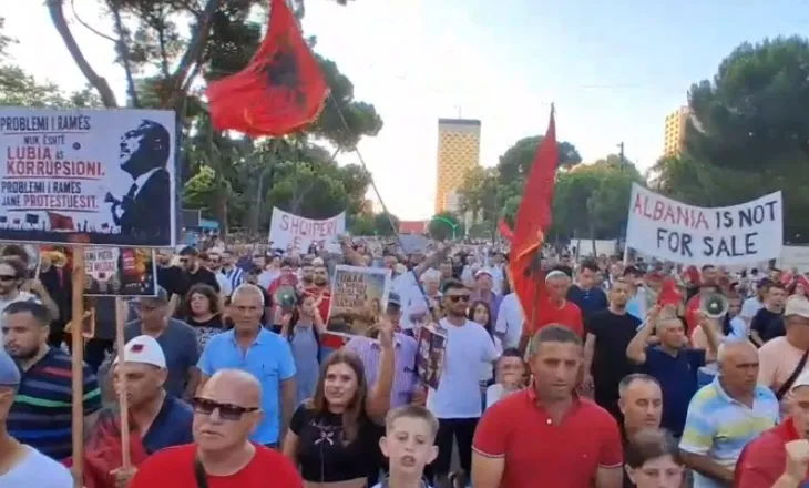 ‘Atdheu është i yni, jo biznes privat! ‘Dita e 34-të e protestës kundër Edi Ramës: Jepe dorëheqjen