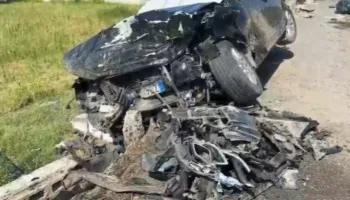 ‘Audi’ del nga rruga dhe përplaset me murin e dy makina të parkuara plagoset 31-vjeçari në Lezhë