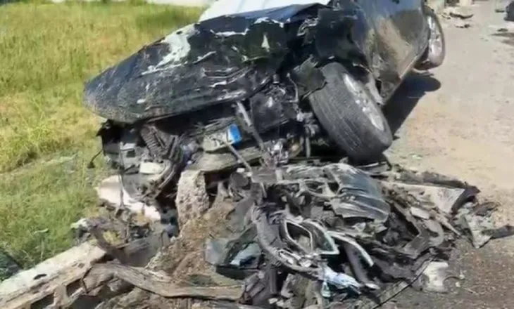 ‘Audi’ del nga rruga dhe përplaset me murin e dy makina të parkuara plagoset 31-vjeçari në Lezhë